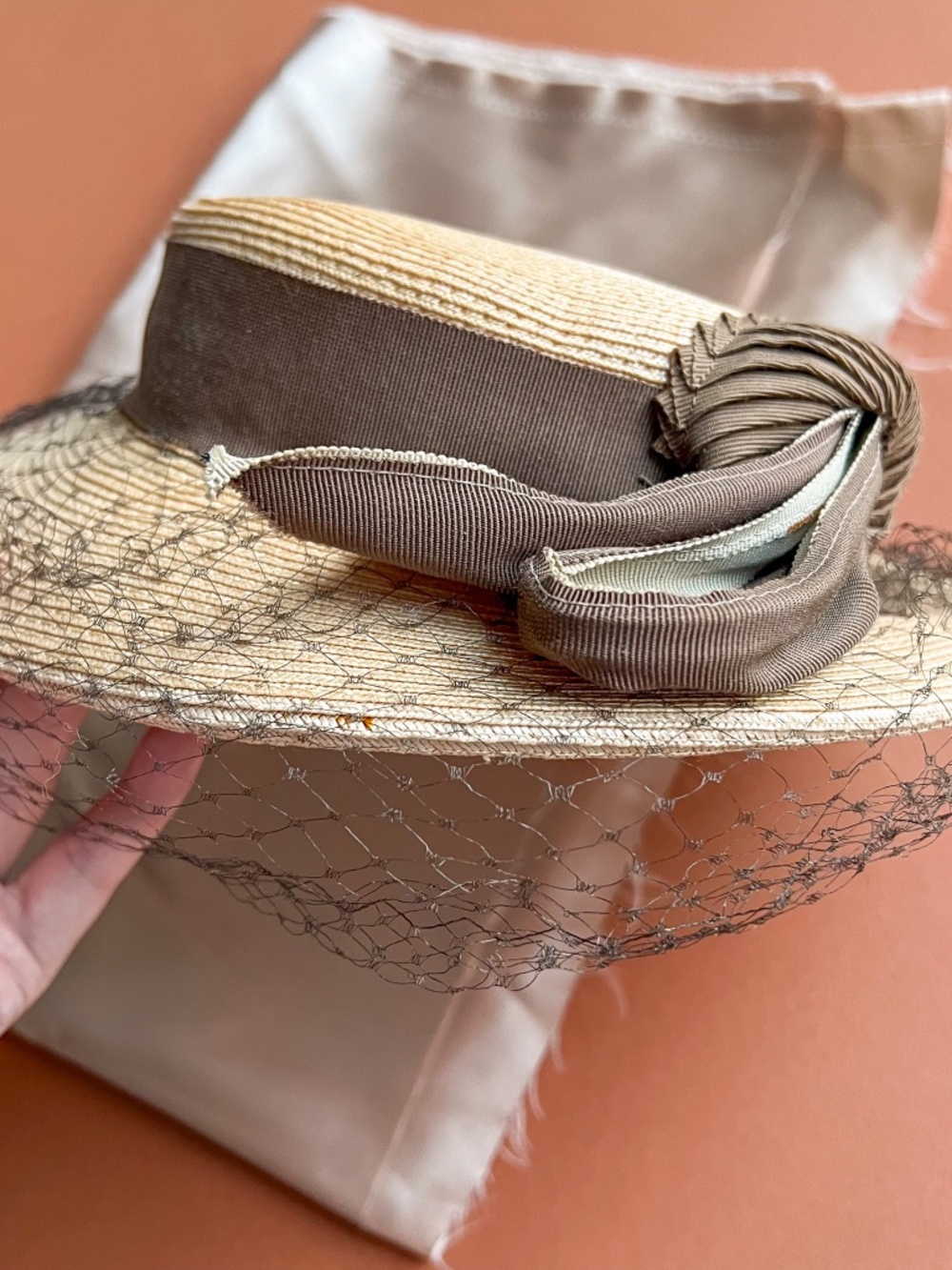 Vintage 1940s Straw Hat With Brown Netting - Picture 6 of 9